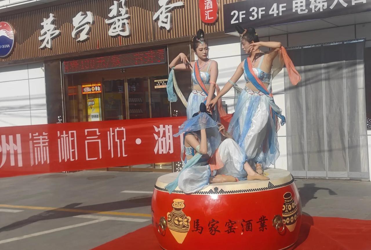 生活不易啊。
这几个小姐姐顶着34度的高温，在大太阳的暴晒下，赤脚站在滚烫的鼓上