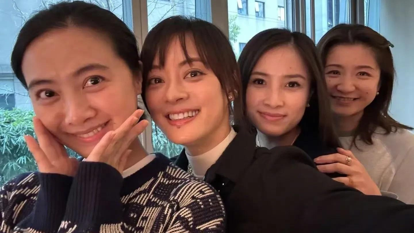 孙俪近日晒出与28年战友的聚会照片，照片中她神采奕奕，容颜依旧
