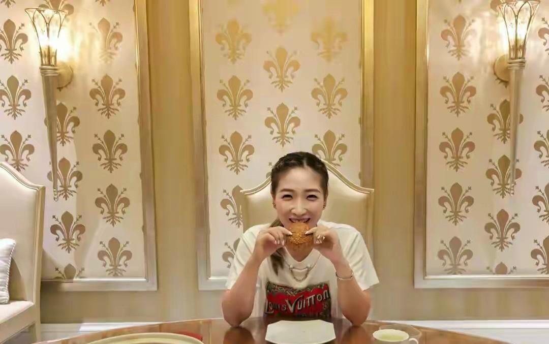 刘小枣中秋过得还挺惬意，手拿莲蓉月饼，笑意吟吟的展现着自我。
有人调侃硕这是小枣