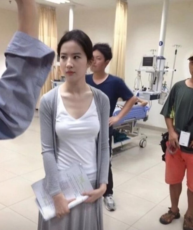 不愧是娱乐圈里最美的一个女明星，素颜都是这么好看。她身材匀称，五官挑不出毛病，容