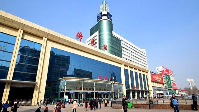 济南至乌鲁木齐直达特快列车，全程3642公里途经徐州、西安
