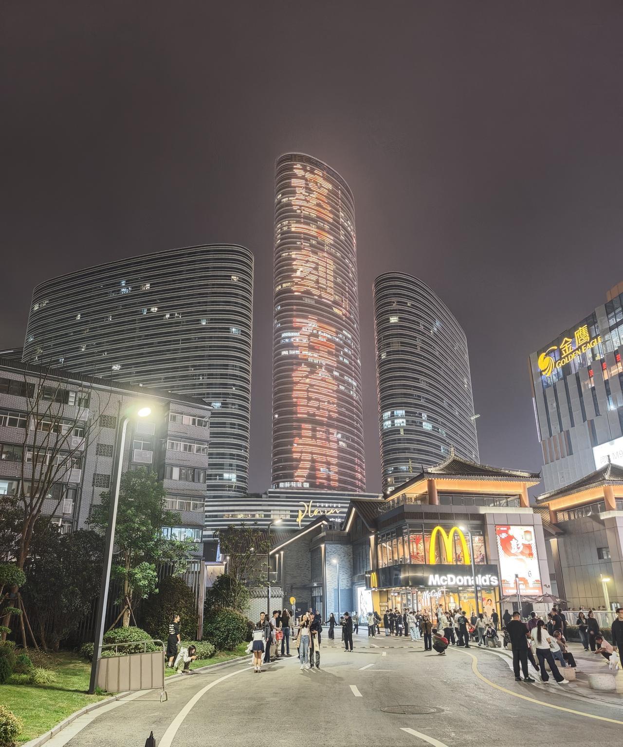 徐州过去最高的楼和现在最高的楼
     来徐州的这两天，紧锣密鼓逛了徐州不少地