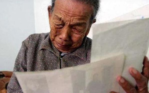 1945年，中国夫妇收养了4岁的日本弃婴，顶着辱骂，将其抚养长大。40年后弃婴回