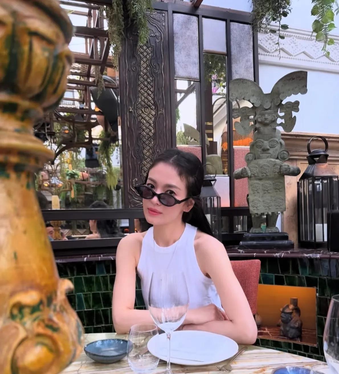 家人们！宋慧乔带着她的“颜值杀器”杀疯了！6月18日，姐在社交平台甩出一组西班牙