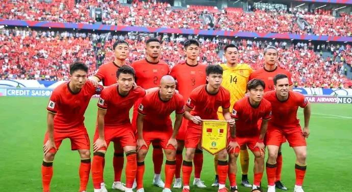 国足1：0胜了巴林，无足轻重、无关紧要。
但这是国足触底反弹的一场比赛，终于没有