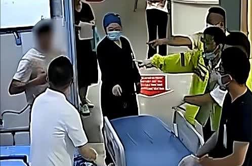 浙江一69岁男子被五步蛇咬伤后，一脚将其踩死，随后淡定的拎着蛇前往医院就医，当医