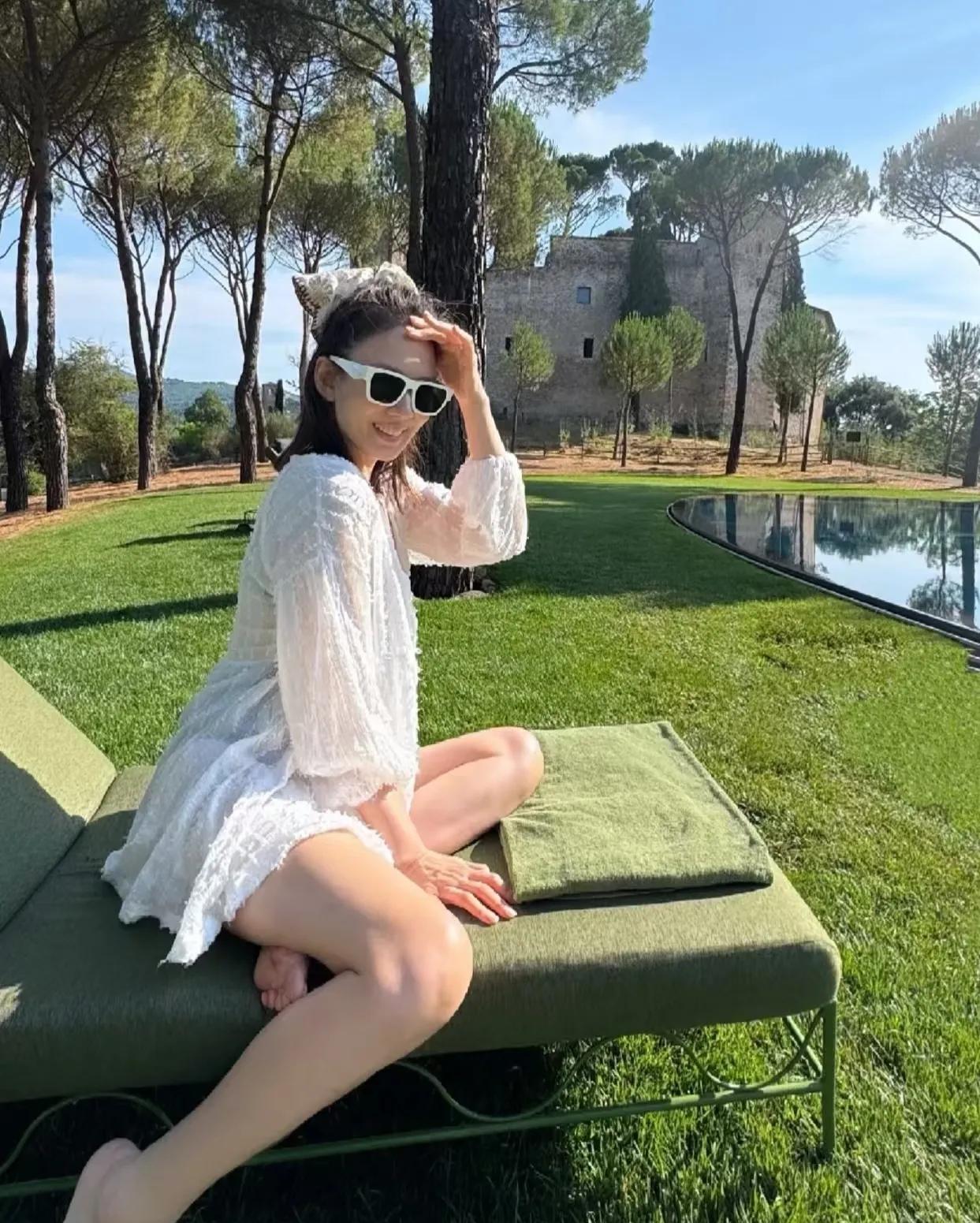 发现娱乐圈女明星一个很有意思的现象，那就是她们无意间营销的点都不再是那张让普通人