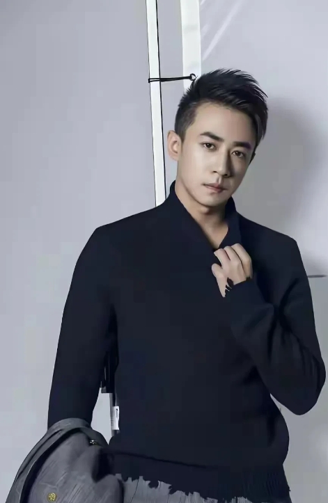 我的天啊！这个精致的帅小伙儿，竟然是张维伊。

原来他也曾经好看过，太不可思议了