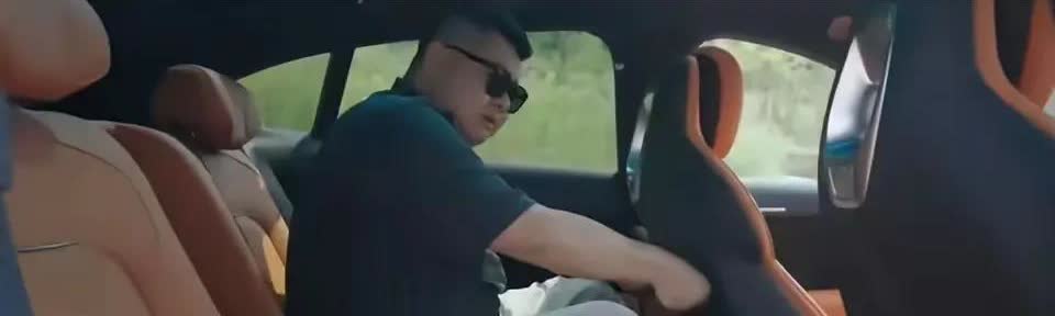 智界高管现在心里该不是滋味了。  
他怎么也琢磨不透，  
明明把车做到了五