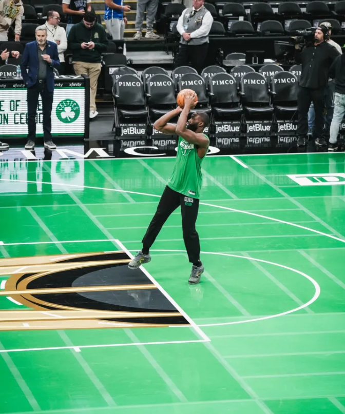 NBA杯小组赛，篮网对阵凯尔特人的比赛即将开始。
赛前，凯尔特人社媒晒出本场比赛