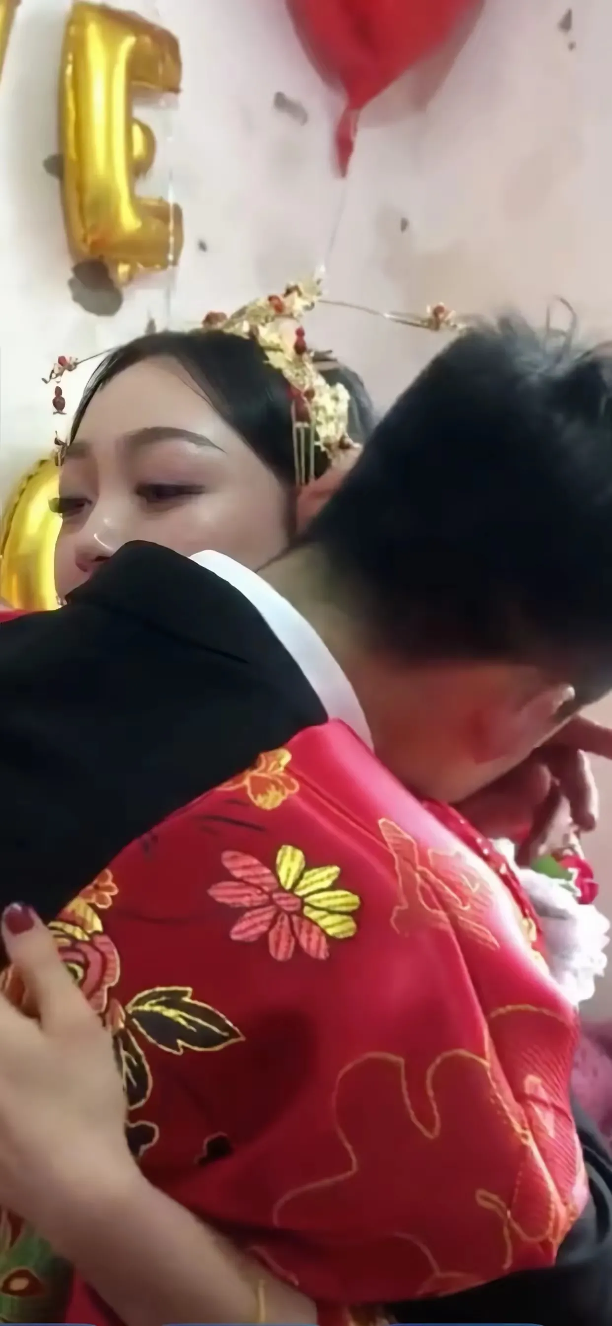 一对新婚夫妻，刚结完婚，晚上新娘就把要的20万元彩礼交到新郎的手中说：把这个钱给
