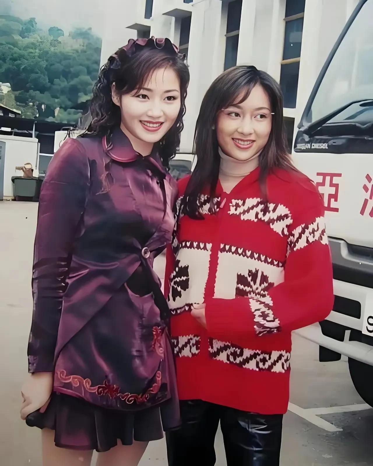 杨恭如身高169，在普通人里那绝对是高挑美女，但站在有42寸大长腿的万绮雯身边，