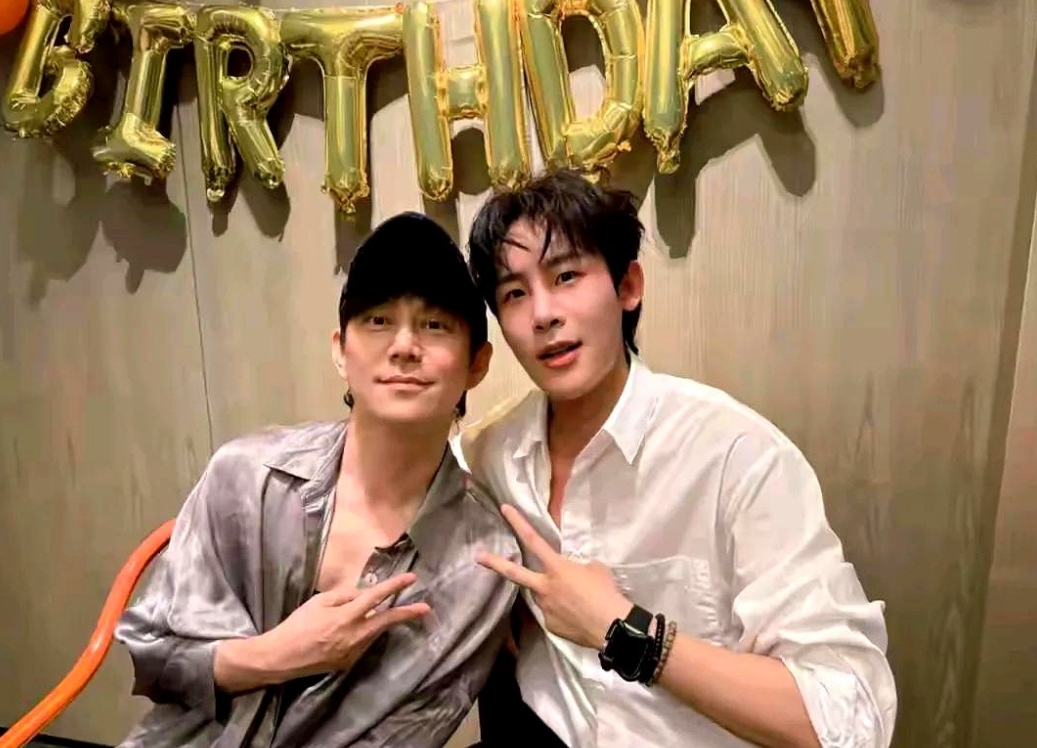何炅51岁生日曝光！

老艺人何炅最近高调过51岁生日，和同性男孩亲密合照，发出