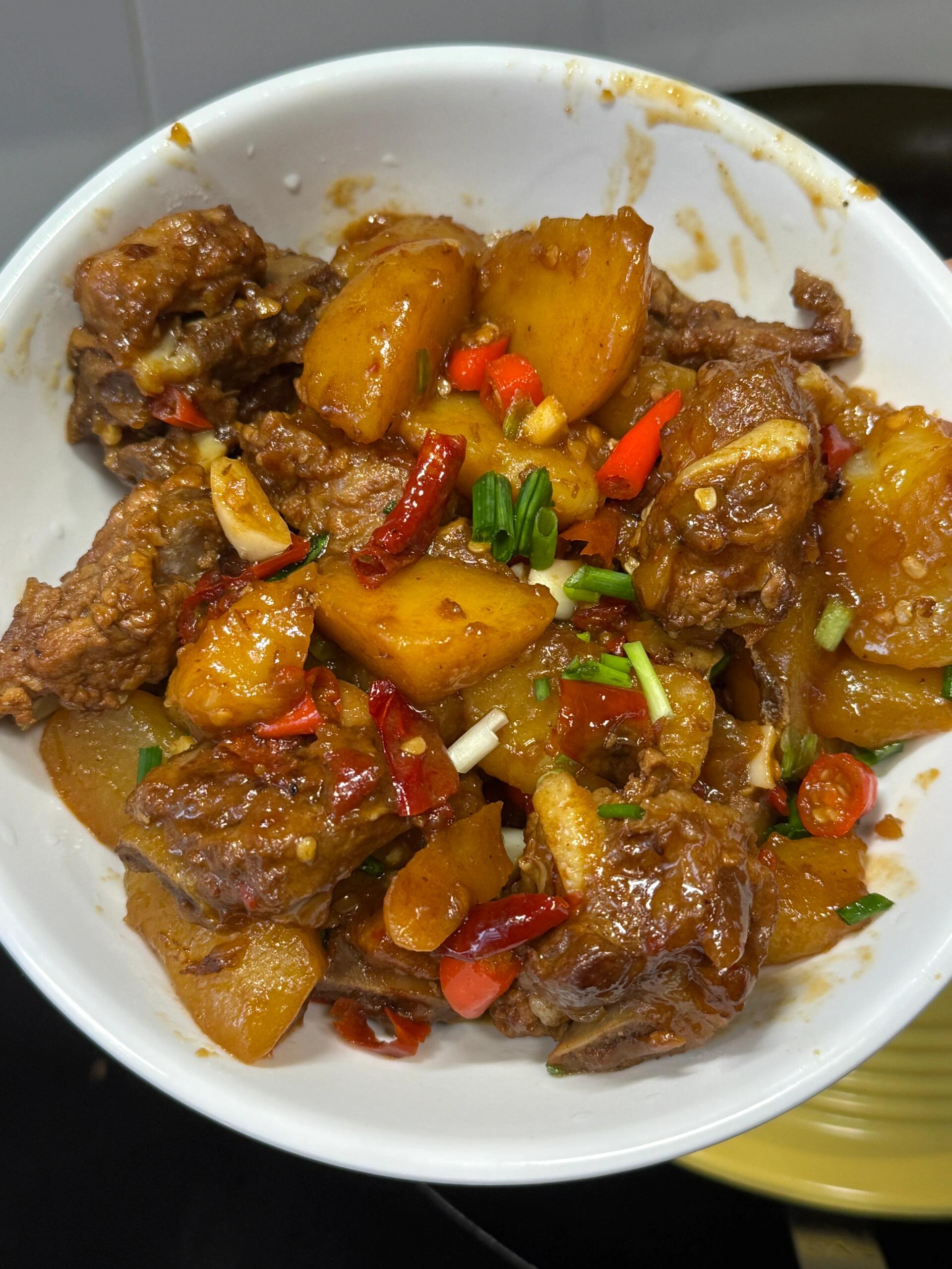 香辣土豆烧排骨，香香辣辣的超级好吃
食材：土豆，排骨，干辣椒，小米椒，姜蒜，香葱