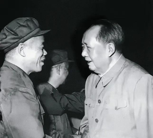 毛主席接见韩先楚将军的珍贵老照片！
画面中，伟人穿着笔挺的中山装，笑容洋溢，眼神