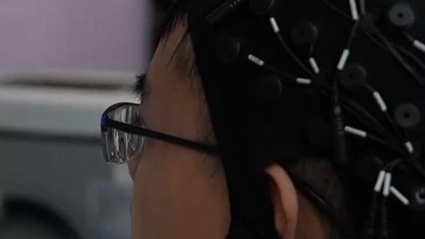 靠“想”就能开车，脑控无人车真的来了！比无人驾驶更抽象的意念驾驶！