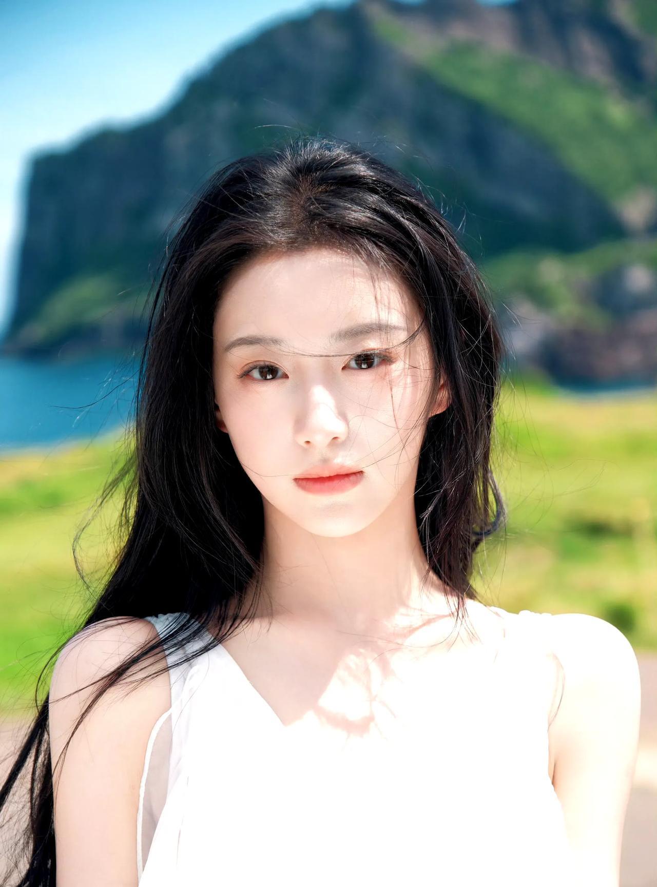 阳光下的少女，海风轻拂，自然清新
