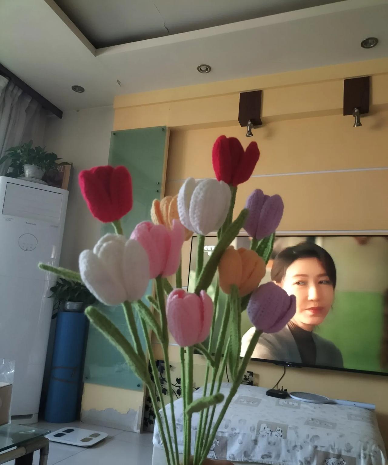 退休后她变身织女，让我躺在开满鲜花的地方。
她这段时间闲来无事，开始编织各种毛线