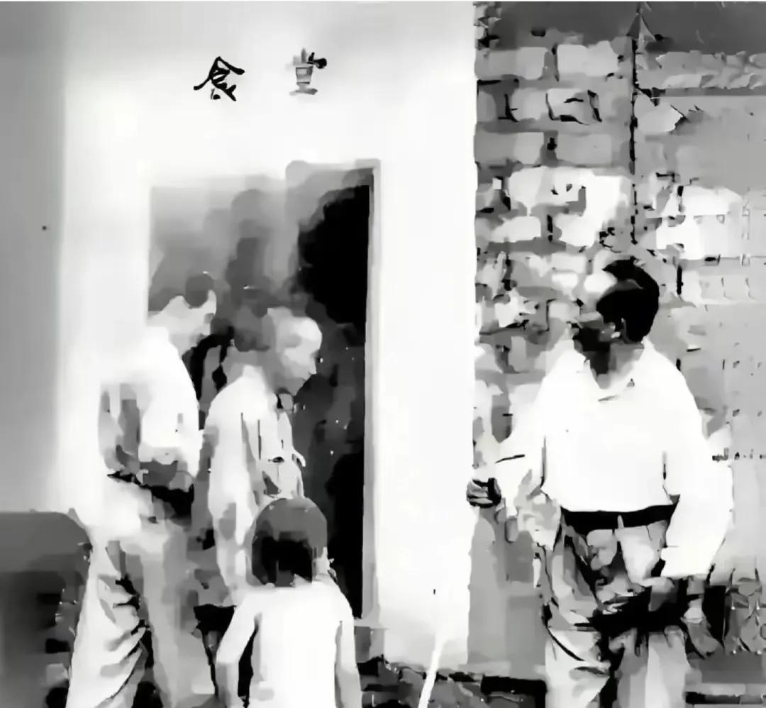 一张毛主席带李讷在食堂排队打饭的照片，令人动容，这一细节充分体现了他的伟大品格。