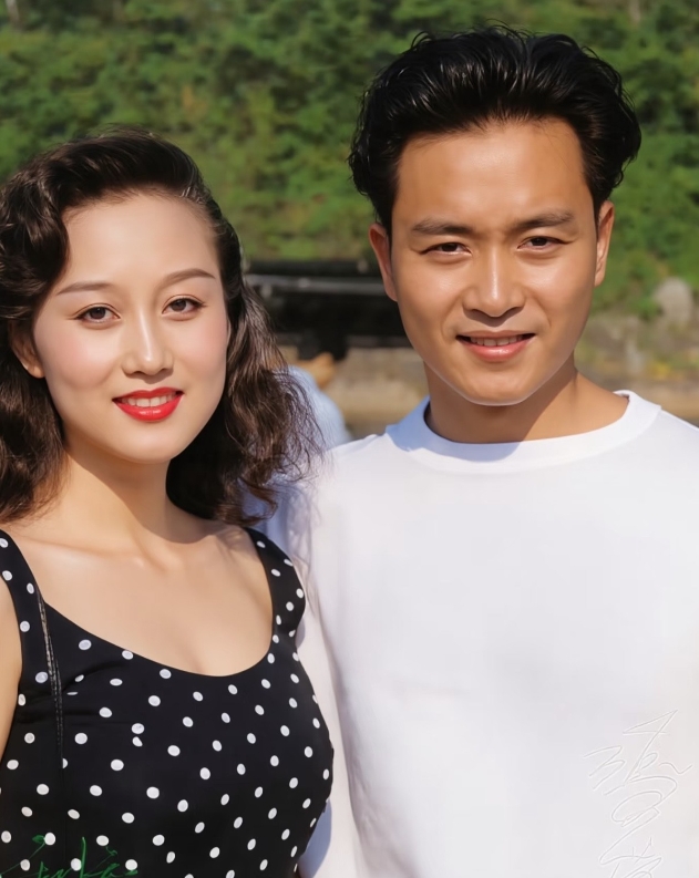 这是张国荣与利智的一张合影旧照，画面里的利智身着黑色波点裙，笑容明媚灿烂。
