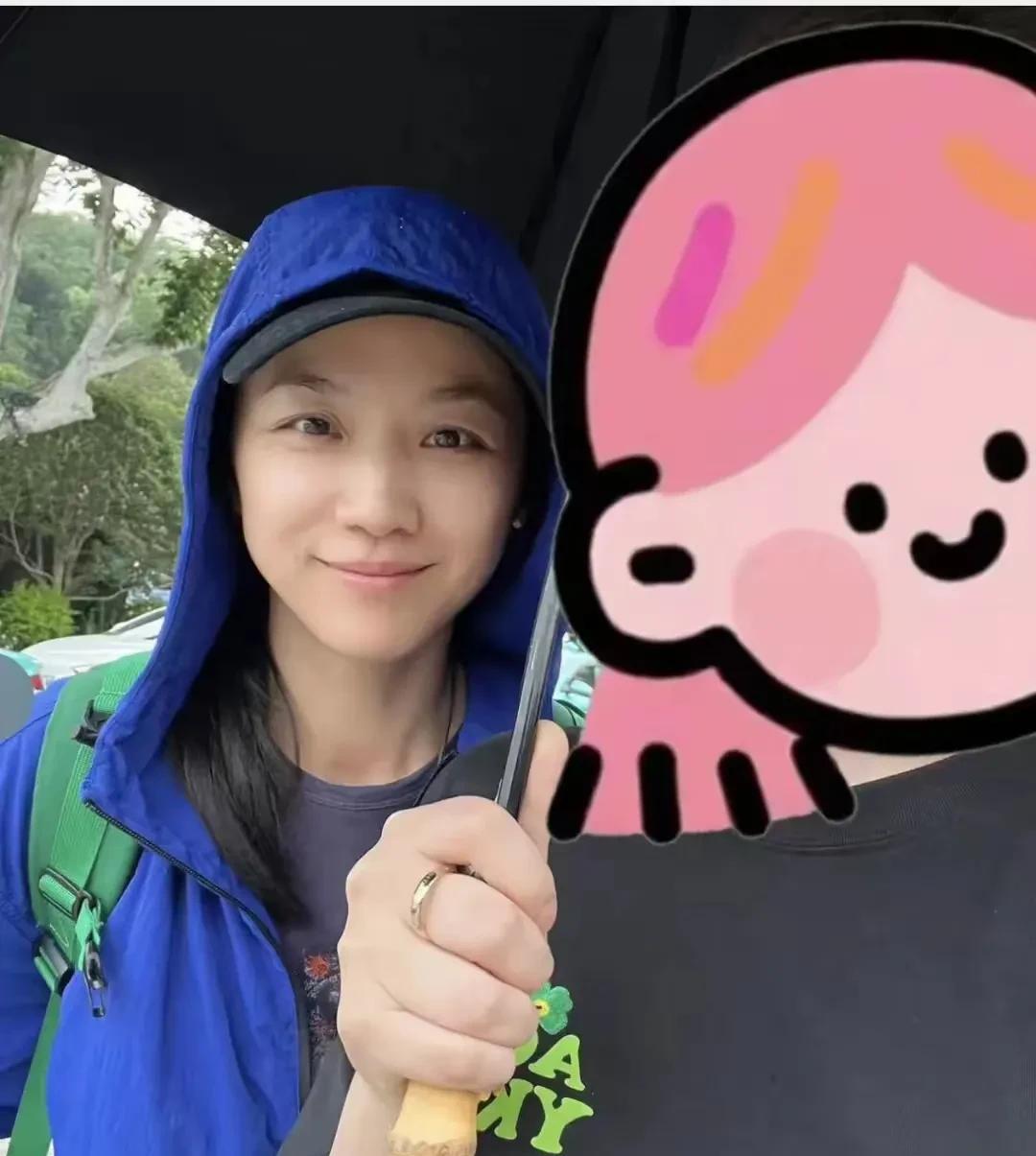 45岁汤唯，因状态引发了热议！
近日，汤唯回杭州被偶遇了，看了她的近照，她这状态