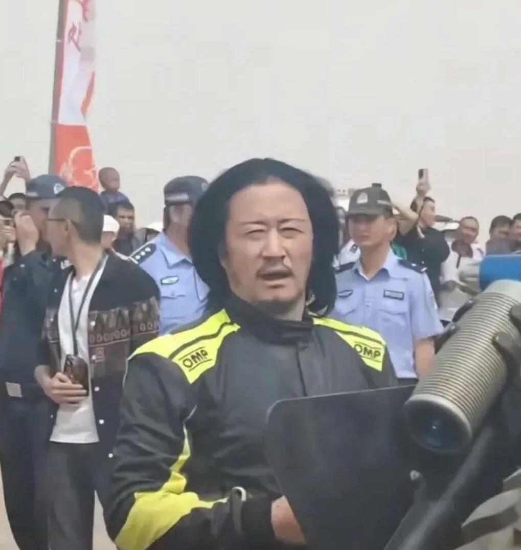 瞧一瞧，这是谁呢？怎么看起来这么老了，头发凌乱，邋里邋遢的，看起来和电视上看到的