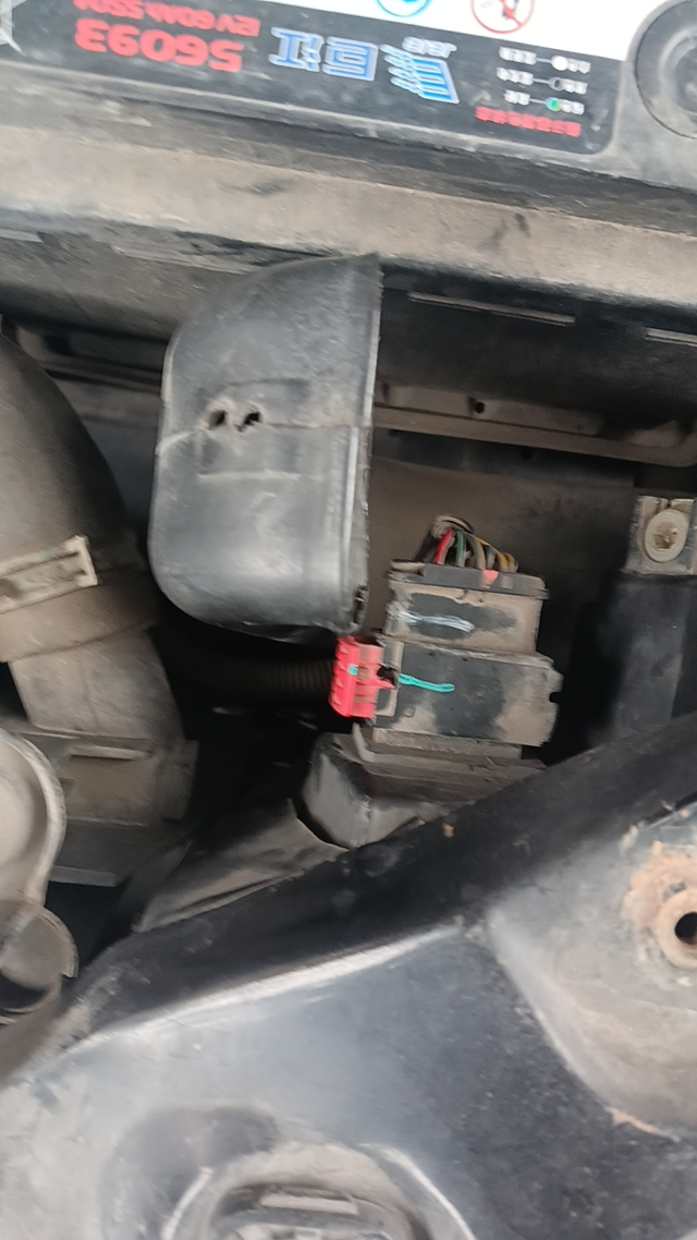 有没有大哥懂得拆这个大灯总成线束开关的
15 年的帝豪，买了个大灯总成回来换，保