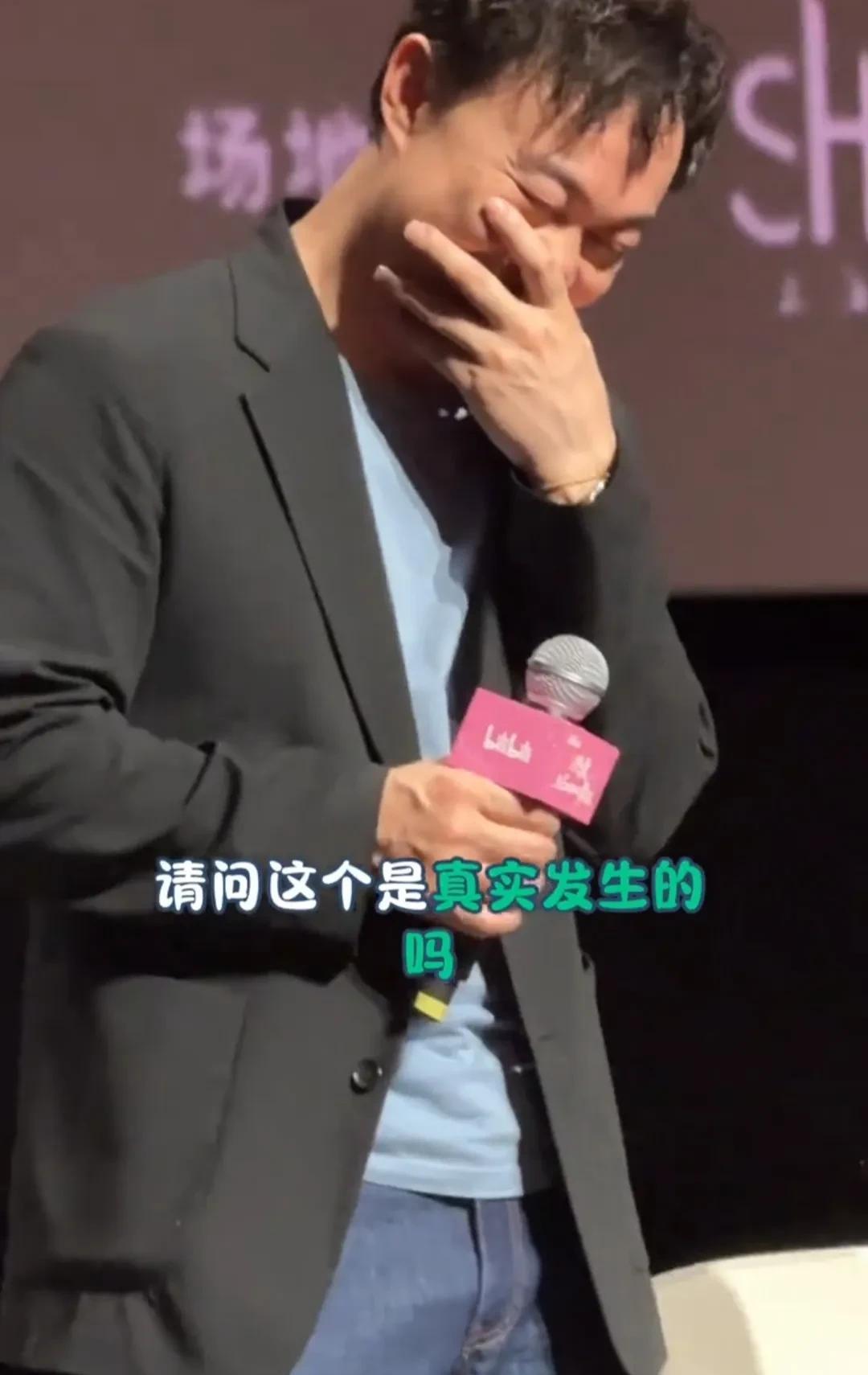 陈奕迅最近回应了个超好笑的乌龙！
之前成龙电影里有段戏，伍佰被货车撞飞，结果开车