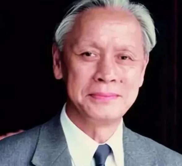 1959年，他瞒着妻子，偷偷把一管不明液体，灌进不满一岁的儿子嘴里，看着儿子对他