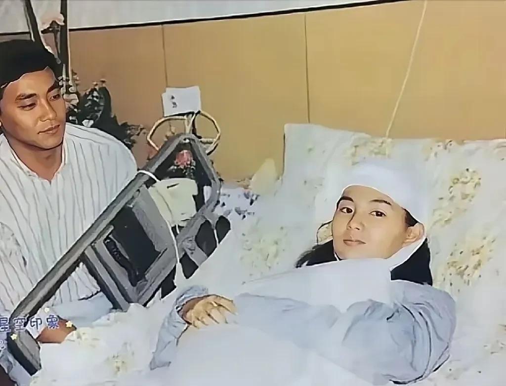 1988年，张曼玉因意外头部受伤缝了八针，尔冬升作为男友第一时间赶到医院陪护。年