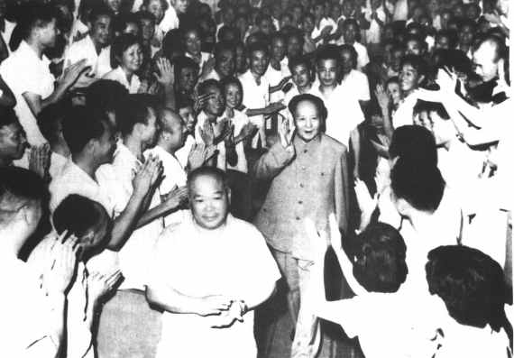 毛主席视察浙江，他前面那位是浙江省委书记江华，在井冈山时期给毛主席当过秘书。
