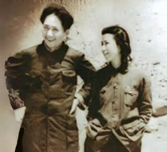 1938年11月那个周日，徐和王应邀前往凤凰山李家窑洞。



那次聚餐并非在合