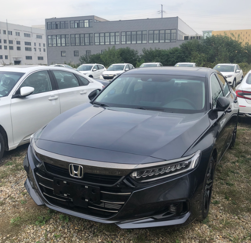 开始选色纠结，极夜流银、星空白，今天去看了实车，觉得极夜流银偏黑色。对比下后尾尊