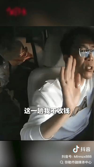 河南这位出租车司机火了！两名外地游客拦车去医院，司机看女孩头都已经开始流血了，直