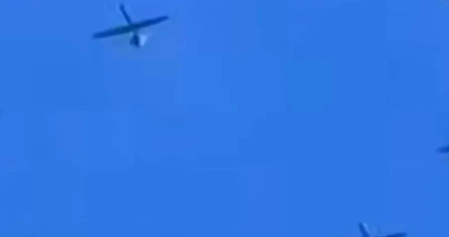 谁干的？三架无人机偷袭美军基地被揍扁了











---




