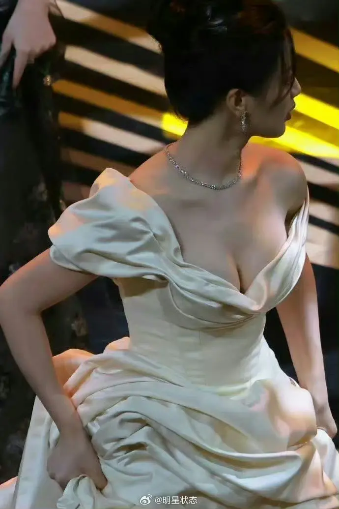 杨超越身材好，为什么现在还是二线呢？