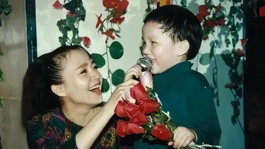 65岁英达现状：俩孙子都姓宋，和巴图关系疏远，专心培养英如镝