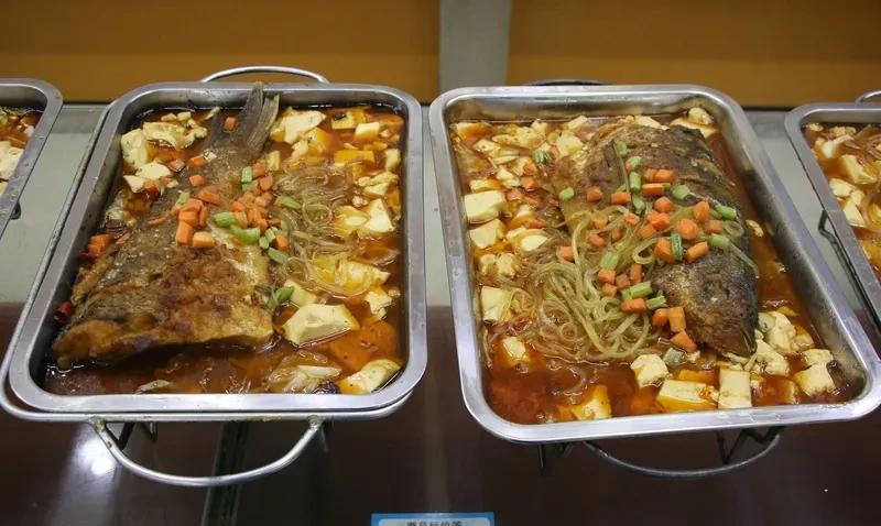 我发现，现在的孩子都喜欢吃外面的饭。自己家做的饭再好吃也不喜欢。
我雇主家的几个