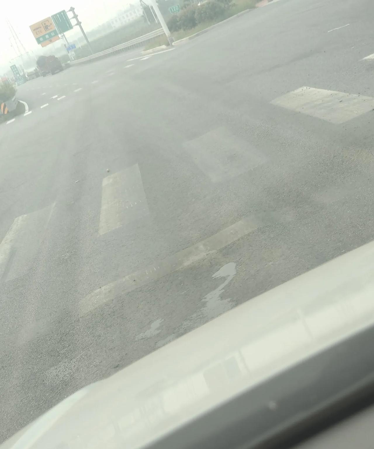 卫辉些段高速口路也晒坏了
天气太热，卫辉望京楼站高速公路十字口路也晒成轨道了，估