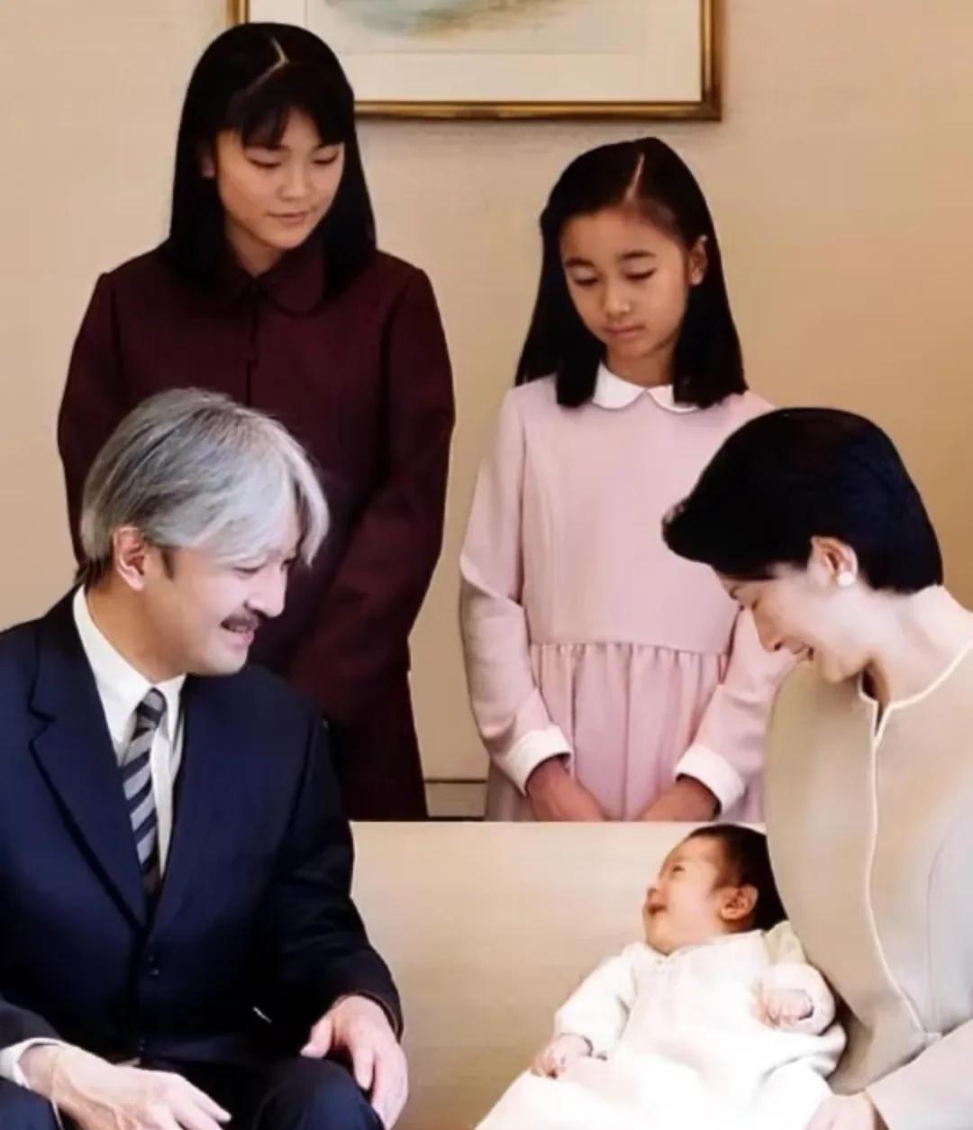 真子和佳子看着她们刚出生的独苗弟弟！
秋筱宫家的独苗悠仁出生时真子公主15岁，佳