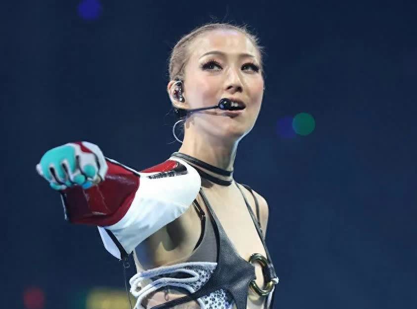 曾经的女神偶像
郑秀文
活成今天的怪模怪样
是不是嫁错郎之过？？？？？