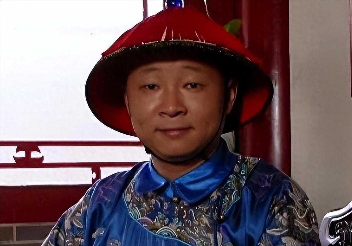 赵亮，一位曾经家喻户晓的明星，如今却选择在深山中与妻子一起养鸡，过着与世隔绝的生