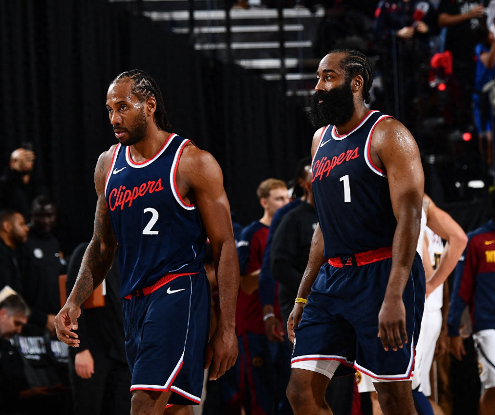 今天，美媒APHoops盘点了快船近期遇到的烦心事：
博格丹在男篮欧锦赛中腿筋撕