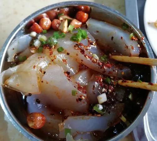 西藏拉萨市十大美食
一、藏式凉粉
二、酥酪糕
三、酥油茶
四、羊排
五、牦牛肉干