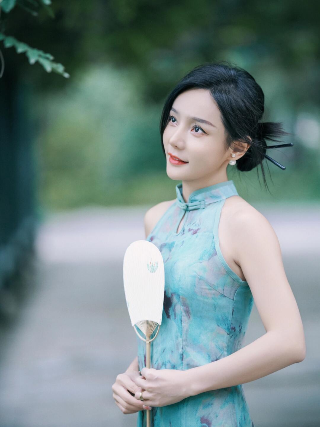 穿一袭旗袍 举手投足皆是诗意｜清冷感写真🍁旗袍是女人最美丽的相遇， 是沉香水榭