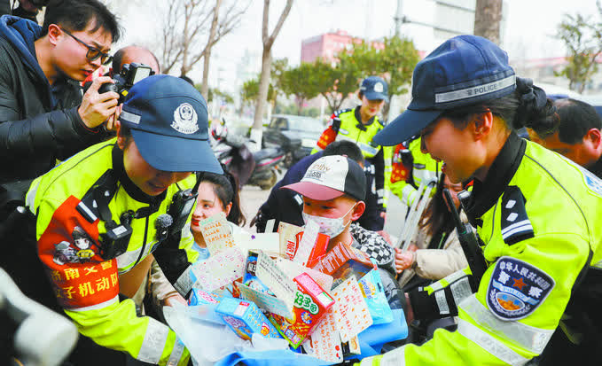 【为患病儿童圆梦】3月10日，济南市公安局交警支队女子中队迎来一位特殊的体验者。