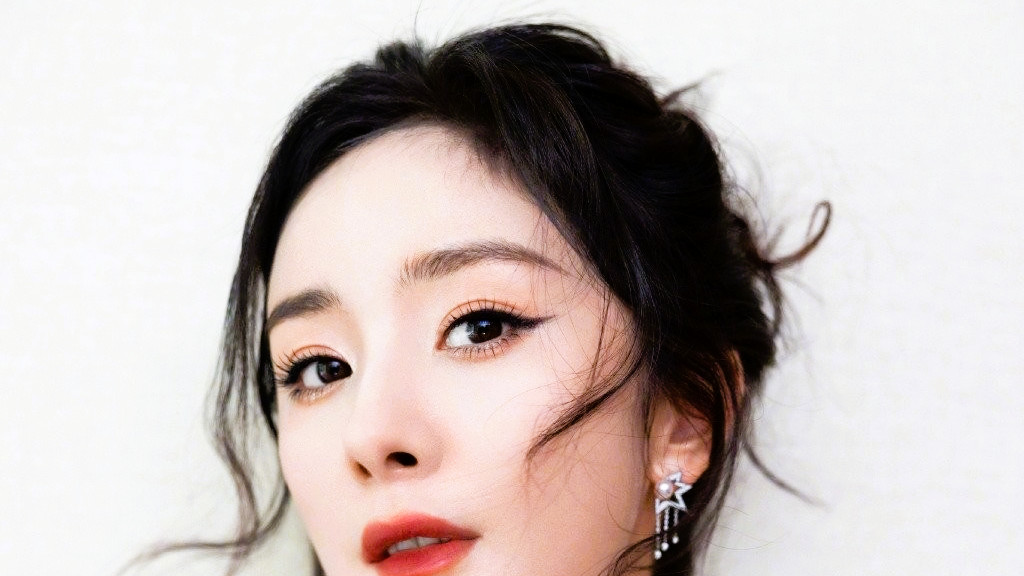 杨幂新综艺路透曝光！带素人挖藕抓鱼，穿雨靴接地气引热议​