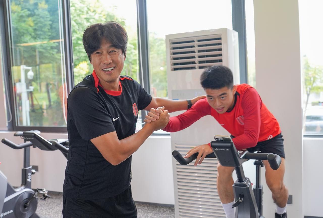 成都蓉城对阵江原FC的亚冠精英联赛东亚区第二轮，北京时间2025年9月30日（周