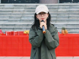 紫在2025年12月24日的开机致辞中，用上海话流畅介绍“我是杨紫，也是董竹君”