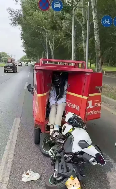 交警来了，第一件事是干什么？